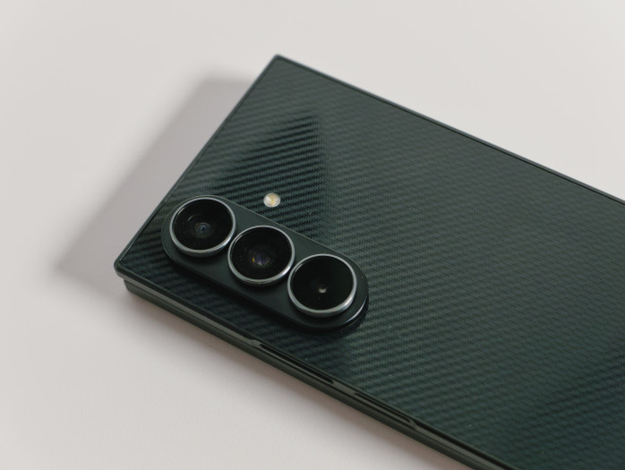 Das Kameramodul ragt beim Trifold deutlich aus dem Gehäuse heraus. (Bild: Tobias Költzsch/Golem)