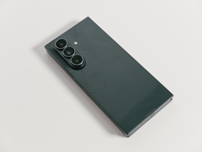 Das Trifold ist sehr gut verarbeitet. (Bild: Tobias Költzsch/Golem)