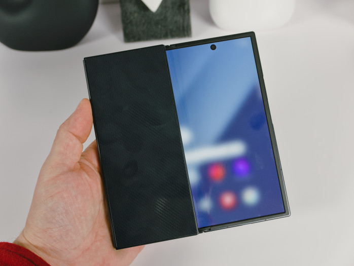 So wird das Trifold richtig zusammengeklappt - von links nach rechts. (Bild: Tobias Költzsch/Golem)