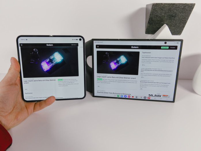 Das Trifold im Vergleich mit Googles Pixel 10 Pro Fold (Bild: Tobias Költzsch/Golem)