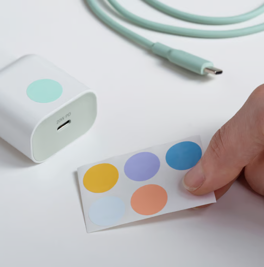 USB-Netzteil Sjöss wird mit farbigen Aufklebern geliefert (Bild: Ikea)