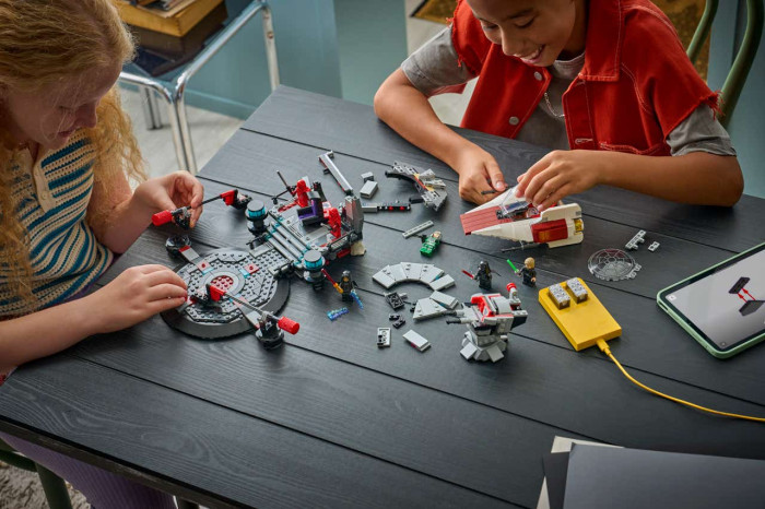 Links das Thronsaal-Set von Lego Smart Play (Bild: Lego)