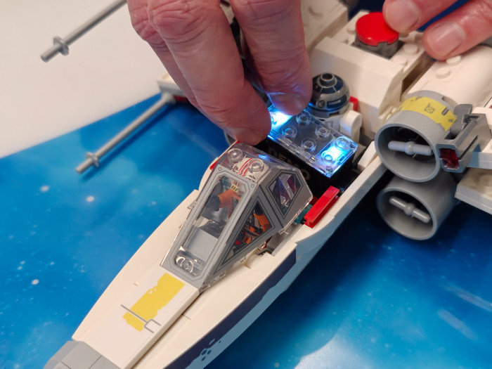 Durch einen Smart Brick macht ein X-Wing Geräusche. (Bild: Martin Wolf/Golem)