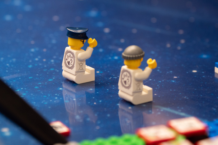 Die smarten Minifiguren haben ein entsprechendes Symbol auf der Rückseite. (Bild: Martin Wolf/Golem)