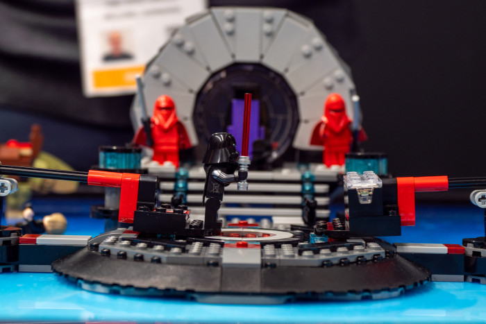 Mit dem Thronsaal-Set kann der finale Kampf zwischen Luke Skywalker und Darth Vader nachgespielt werden - mit entsprechender Sounduntermalung. (Bild: Martin Wolf/Golem)