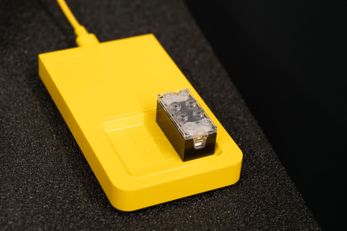 Auf dem Ladepad können zwei Smart Bricks gleichzeitig geladen werden. (Bild: Martin Wolf/Golem)