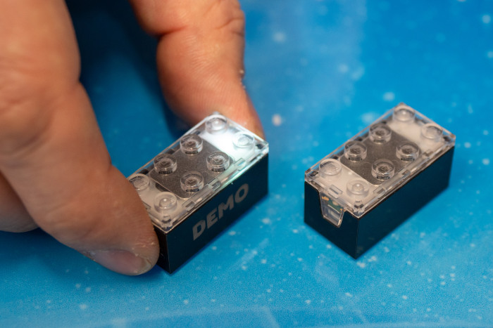 Um einen Smart Brick einzuschalten, muss er geschüttelt werden - und gibt dann ein Licht- und Tonsignal von sich. (Bild: Martin Wolf/Golem)