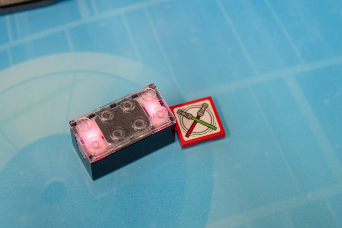 Ein Smart Brick neben einem Smart Tag (Bild: Martin Wolf/Golem)