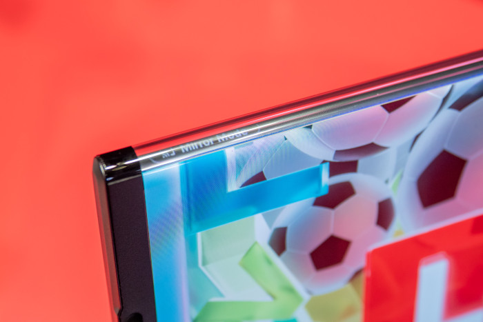 Über Wischgesten am oberen Rand lässt sich das Display ausfahren und ein Spiegelungs-Modus aktivieren. (Bild: Martin Wolf/Golem)