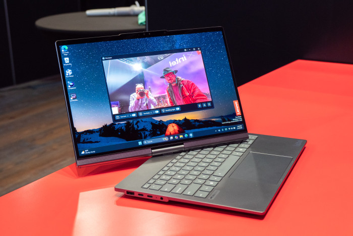 Beim Thinkbook Plus Gen 7 Auto Twist ist der Name Programm: Das Display dreht sich automatisch. (Bild: Martin Wolf/Golem)