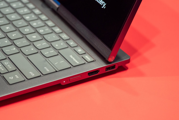 Das Display des Auto Twist lässt sich auch manuell bewegen. (Bild: Martin Wolf/Golem)