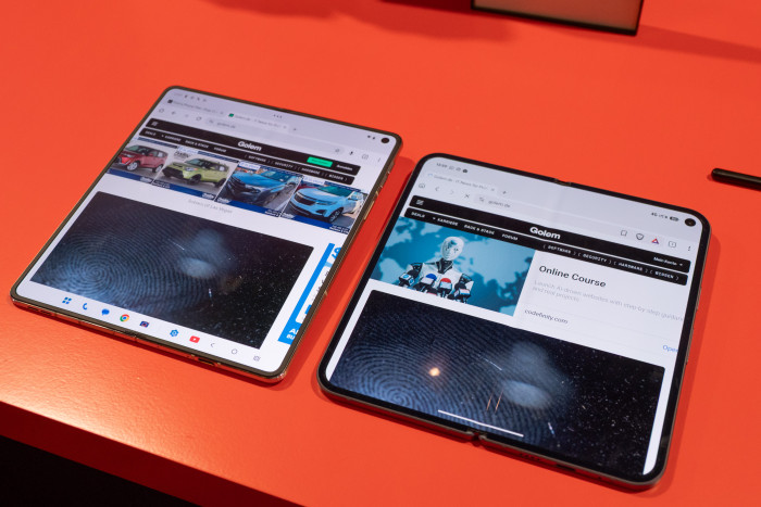 Das Razr Fold links im Vergleich zu Googles Pixel 10 Pro Fold rechts (Bild: Martin Wolf/Golem)