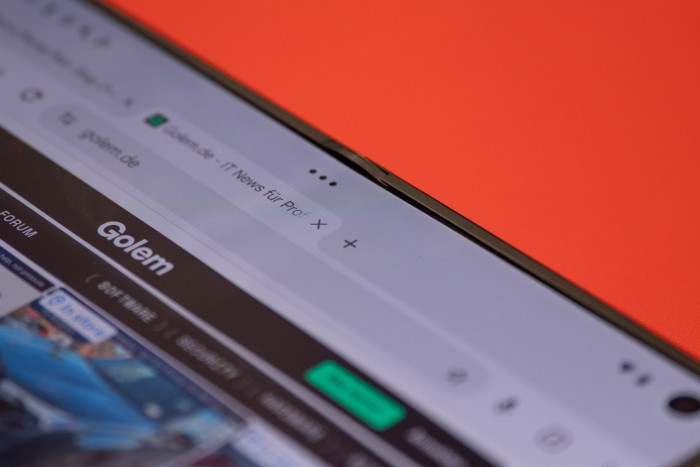 Der Falz des Innendisplays ist beim Razr Fold sehr unauffällig. (Bild: Martin Wolf/Golem)