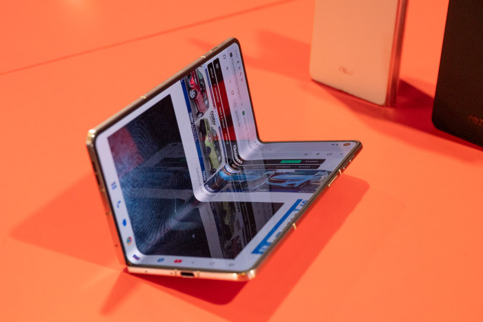 Das Scharnier macht einen guten Eindruck und packt fest zu. (Bild: Martin Wolf/Golem)