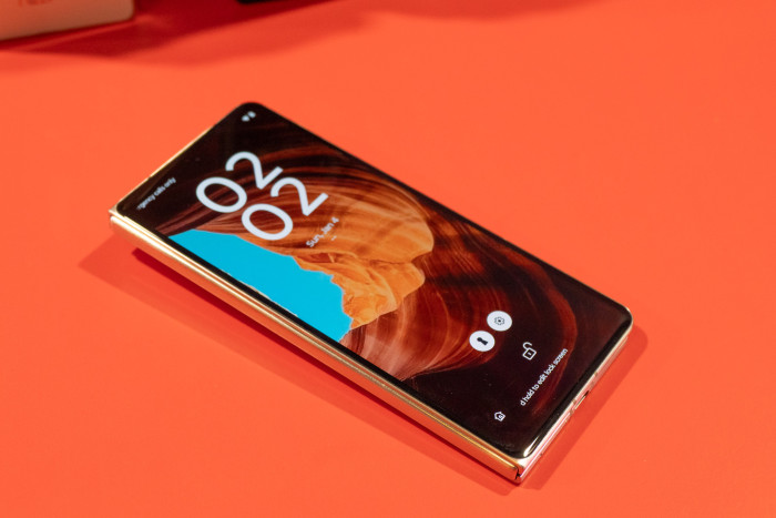 Das Außendisplay des Razr Fold ist 6,6 Zoll groß, das Innendisplay 8,1 Zoll. (Bild: Martin Wolf/Golem)