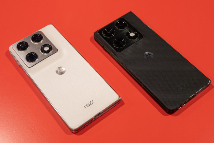 Auf der Rückseite des Razr Fold ist eine Dreifachkamera eingebaut. (Bild: Martin Wolf/Golem)