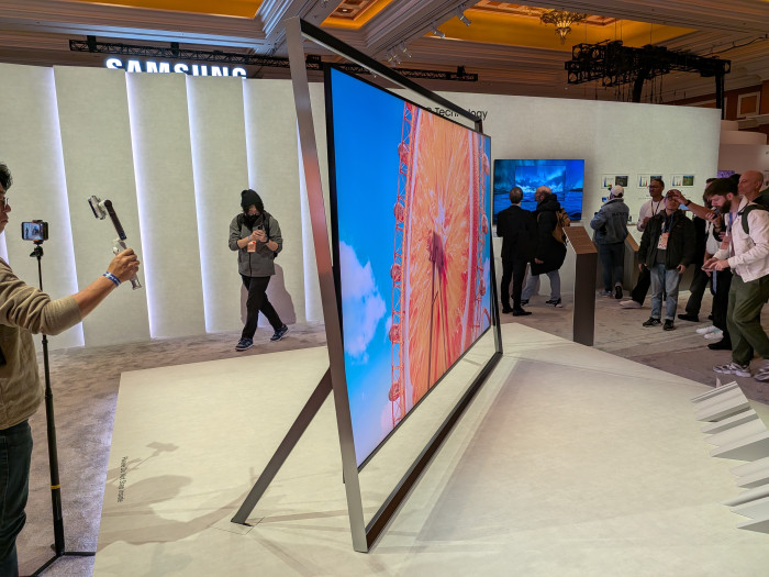 Samsungs Micro-RGB-Fernseher R95H (Bild: Tobias Költzsch/Golem)