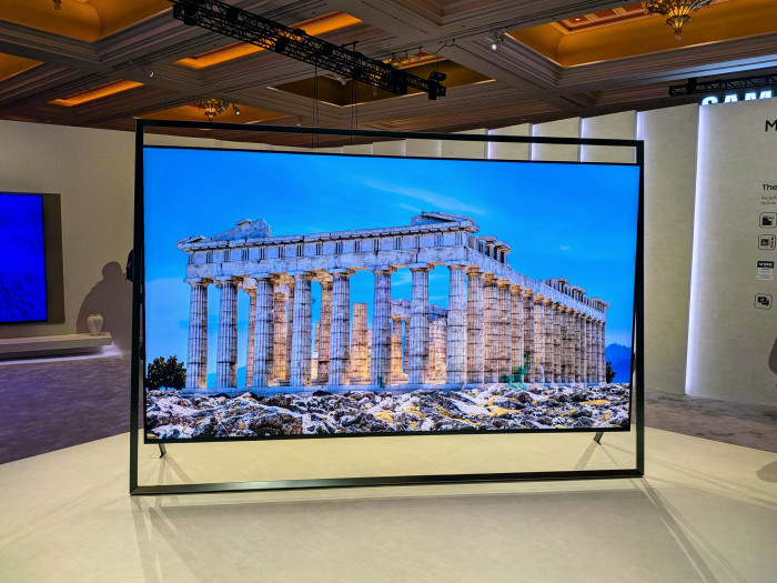 Samsungs Micro-RGB-Fernseher R95H (Bild: Tobias Költzsch/Golem)