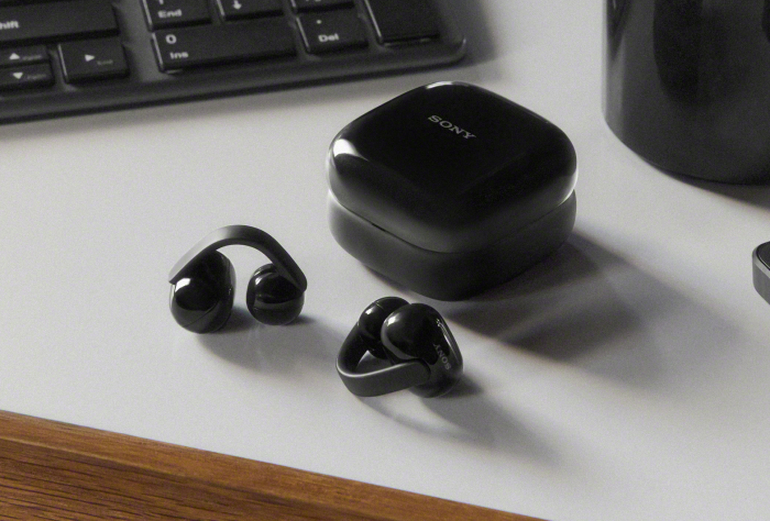 Zu den Link Buds Clip gehört ein Ladeeui. (Bild: Sony)