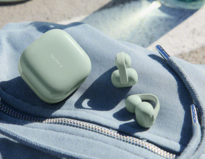 Zu den Link Buds Clip gehört ein Ladeeui. (Bild: Sony)