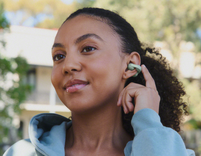 Die Steuerung der Link Buds Clip erfolgt durch Antippen auf den Steg. (Bild: Sony)