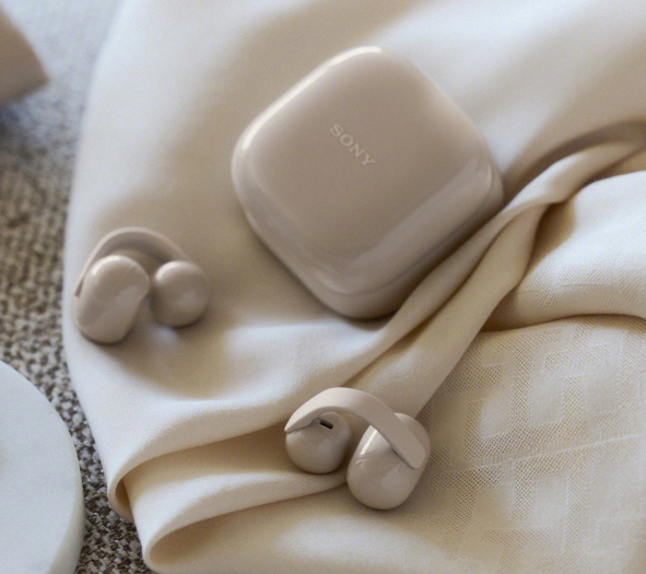 Zu den Link Buds Clip gehört ein Ladeeui. (Bild: Sony)