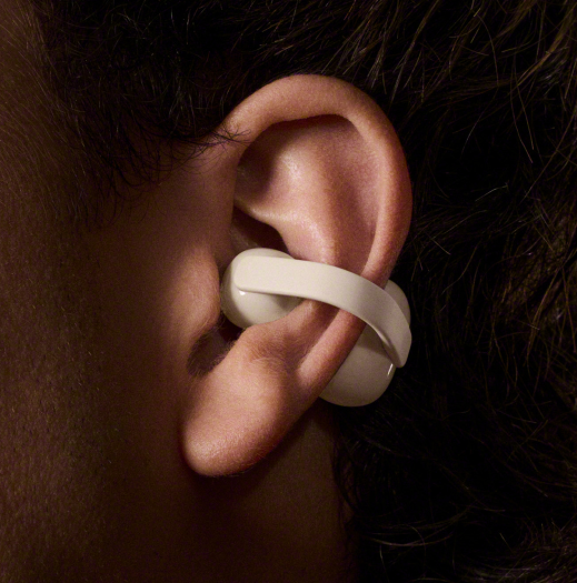 Der Steg der Link Buds Clip sitzt unter Umständen sehr dicht am Ohr. (Bild: Sony)