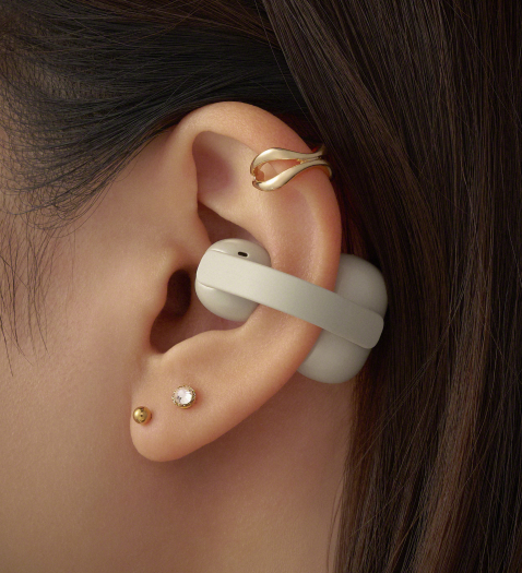 Der Steg der Link Buds Clip sitzt unter Umständen sehr dicht am Ohr. (Bild: Sony)