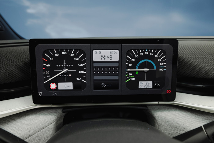 Das Fahrerdisplay ist deutlich größer als bei anderen ID-Modellen und verfügt über eine Anzeige im Retrolook. (Bild: VW)