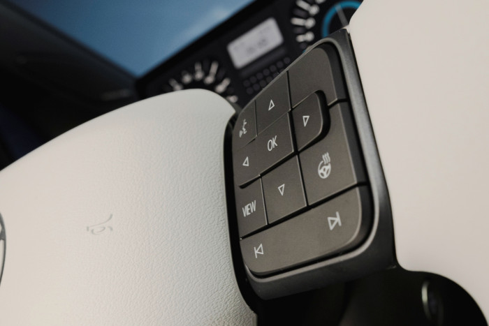 Die kapazitiven Bedienfelder am Lenkrad werden durch Tasten ersetzt. (Bild: VW)