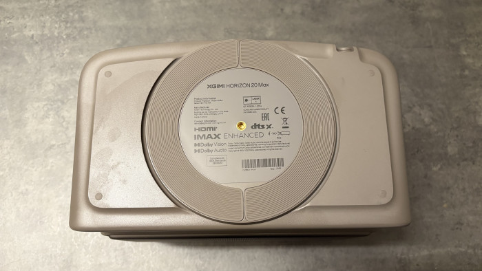 Im drehbare Standfuß ist ein Stativgewinde verbaut.