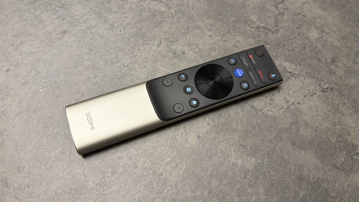 Die Fernbedienung leuchtet beim Anheben automatisch.