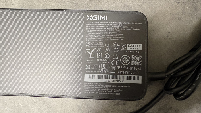 Das Netzteil leistet bis zu 300 Watt.