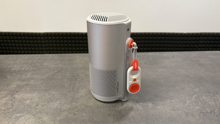 Die Infrarot-Fernbedienung ist mit einem Clip am Projektor befestigt.