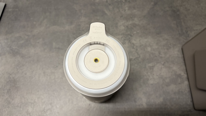 Ein Stativgewinde befindet sich an der Unterseite.