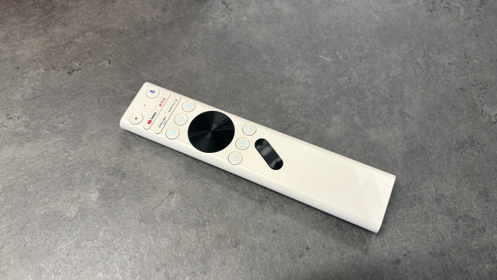 Die Beleuchtung der Fernbedienung aktiviert sich beim Anheben.