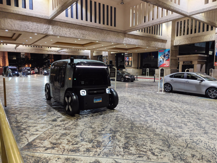 Ein Zoox im Abholbereich eines Hotels in Las Vegas (Bild: Martin Wolf/Golem)