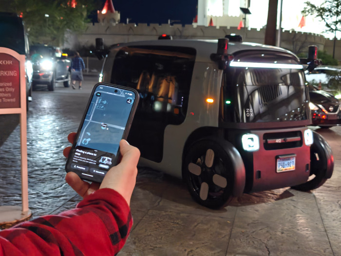 Unser Zoox nach der Ankunft im Abholbereich - einsteigen durften wir zunächst noch nicht. (Bild: Martin Wolf/Golem)