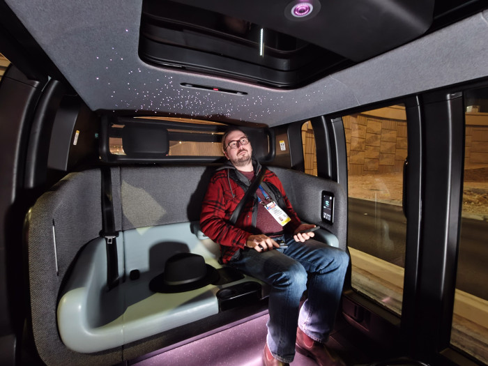 Im Zoox ist es komfortabel: Die Passagiere schauen sich an, die Beinfreiheit ist gut. (Bild: Martin Wolf/Golem)