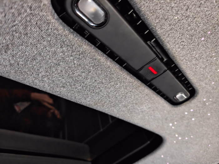 Über jeder Sitzbank ist eine Leiste mit Leselampen und einem Alarmknopf eingebaut. (Bild: Martin Wolf/Golem)