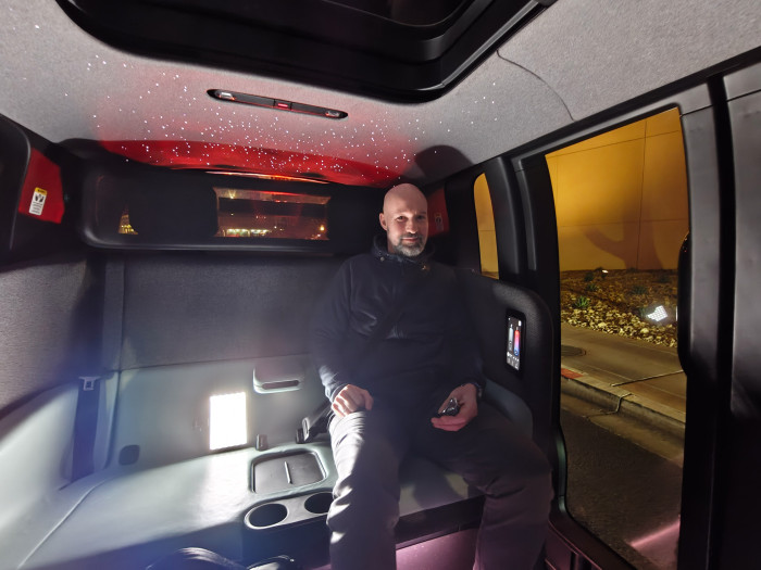 Das Zoox ist symmetrisch aufgebaut - entsprechend macht es keinen Unterschied, auf welcher Seite man sitzt. (Bild: Martin Wolf/Golem)