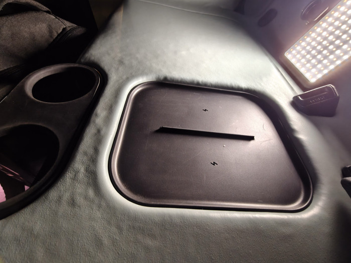 Zwischen den Sitzplätzen sind Becherhalter und drahtlose Ladepads eingebaut. (Bild: Martin Wolf/Golem)