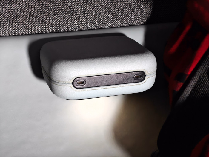 Die kleinen Armlehnen haben USB-C-Anschlüsse für das Aufladen. (Bild: Martin Wolf/Golem)