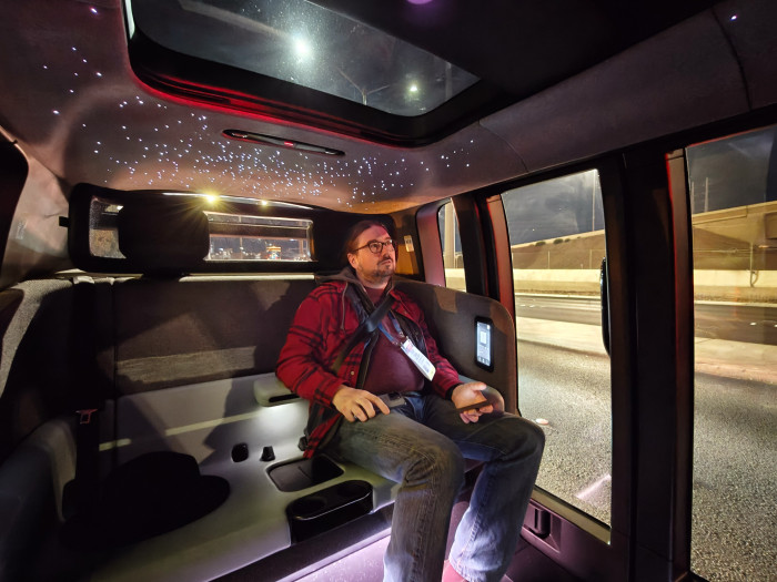 Das Dach hat zwei Panoramafenster, den Himmel zieren zahlreiche blinkende LEDs. (Bild: Martin Wolf/Golem)