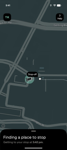 Bei der Ankunft sucht das Zoox einen guten Platz, um uns aus dem Auto aussteigen zu lassen. (Screenshot: Golem)