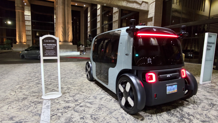 Ein Zoox sieht von vorn wie von hinten gleich aus. (Bild: Martin Wolf/Golem)