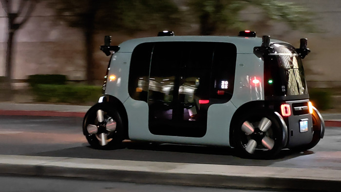 Im lebendigen Verkehr von Las Vegas scheinen die Zoox-Taxis problemlos voranzukommen. (Bild: Martin Wolf/Golem)