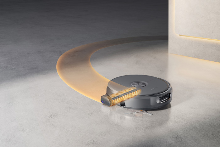 Der Narwal Flow 2 nutzt eine Wischwalze, um den Boden feucht zu reinigen. Eine Mini-Waschanlage im Robotergehäuse spült den Dreck raus und sprüht frisches Wasser auf die Putzfasern. (Bild: Narwal)