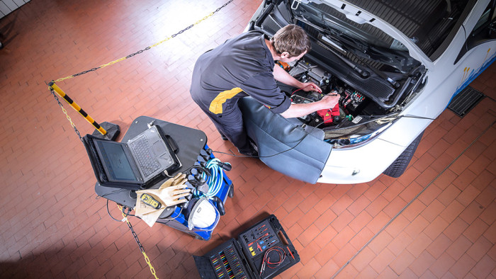 Für Arbeiten am Antrieb des Elektroautos braucht es Hochvolt-Spezialisten. Die sind teuer - und treiben die Kosten der Wartung in die Höhe. (BILD: ZDK)