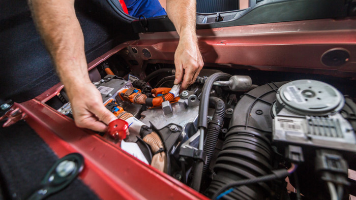 Elektroautos sind eigentlich wartungsarm, denn viele Verschleißteile fehlen hier. Die Jahresinspektion beschränkt sich deshalb oft auf Sichtprüfungen und den Austausch von Luftfiltern - die sich die Werkstätten oft teuer bezahlen lassen. (Bild: ZDK)